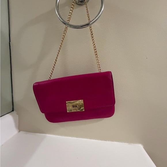 Michael Kors Fuchsia Leather Shoulder Bag with Gold Chain - Picture 2 of 7